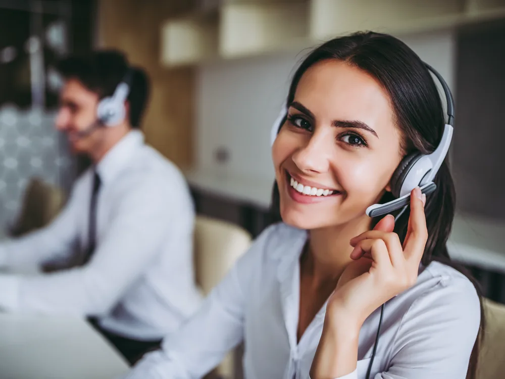 Mitarbeiterin mit Headset bei der Auftragsannahme